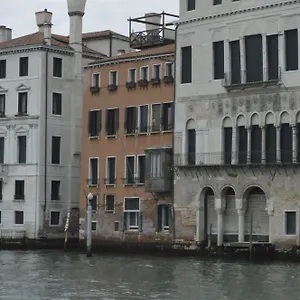 Leon Bianco On The Grand Canal Pensión Venecia